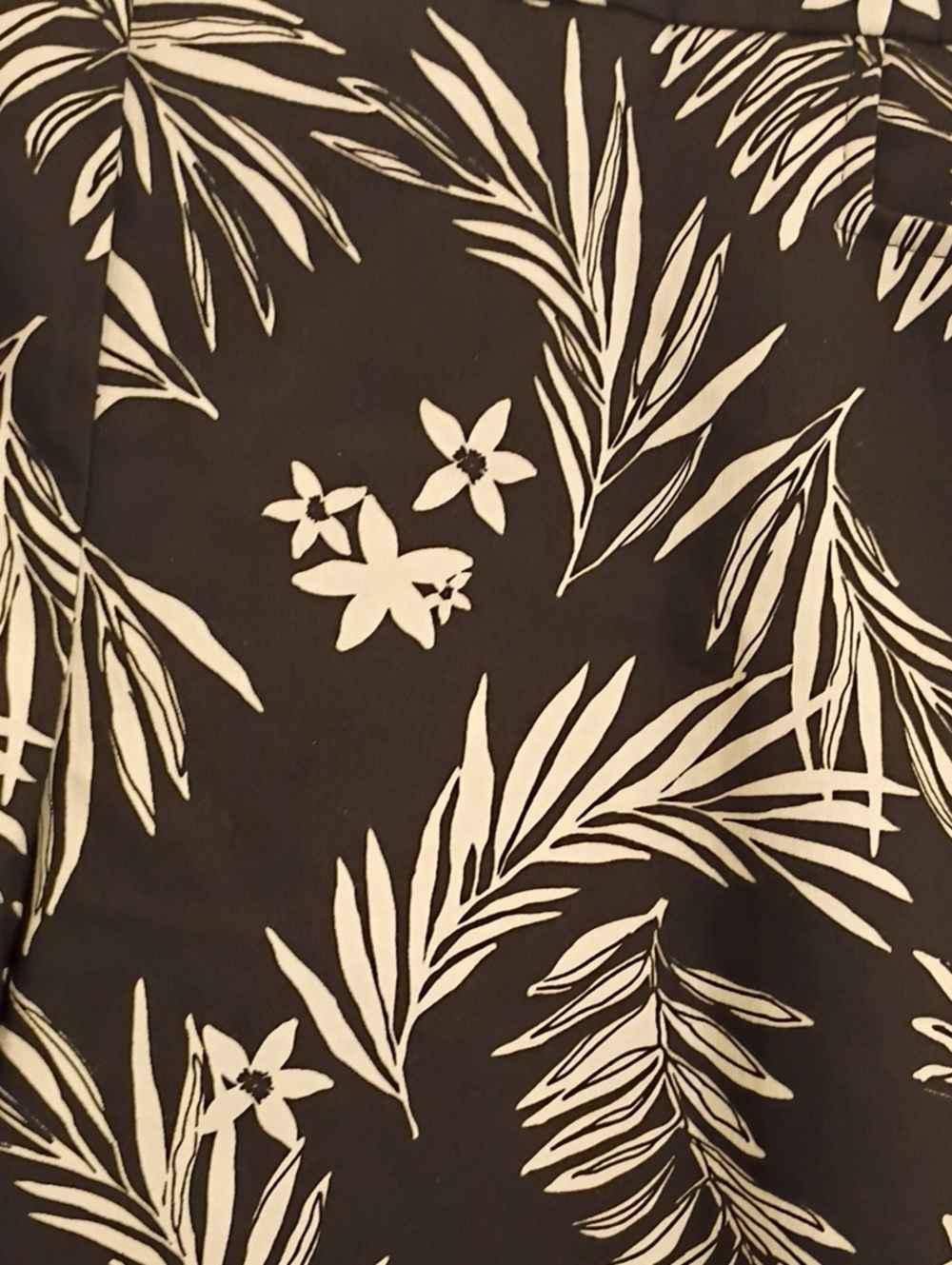 Chelsea & Theodore White Cotton & Modal Top Bundled With Black & White Capris - Picture 7 of 11